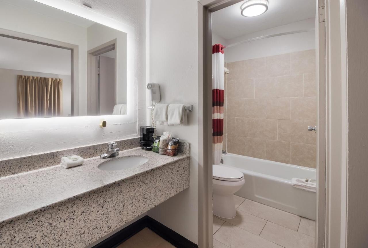 Red Roof Inn & Suites Jackson, Tn Eksteriør billede