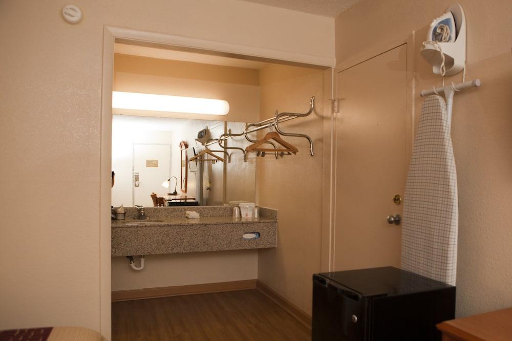 Red Roof Inn & Suites Jackson, Tn Eksteriør billede